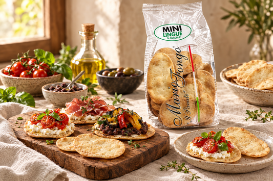 Mini Lingue di Suocera Mario Fongo servite come crostini su una tavola italiana con salumi e formaggi