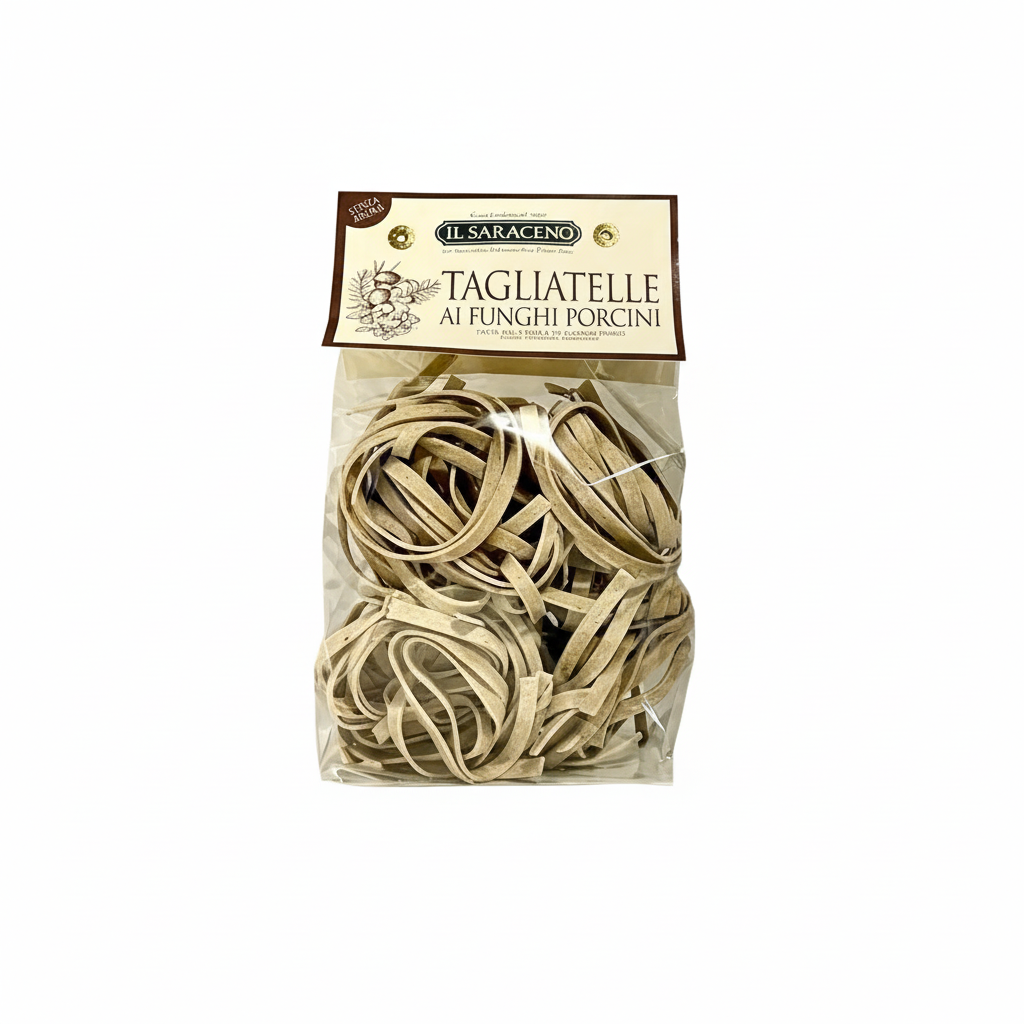 Tagliatelle ai Funghi Porcini - sfondo bianco