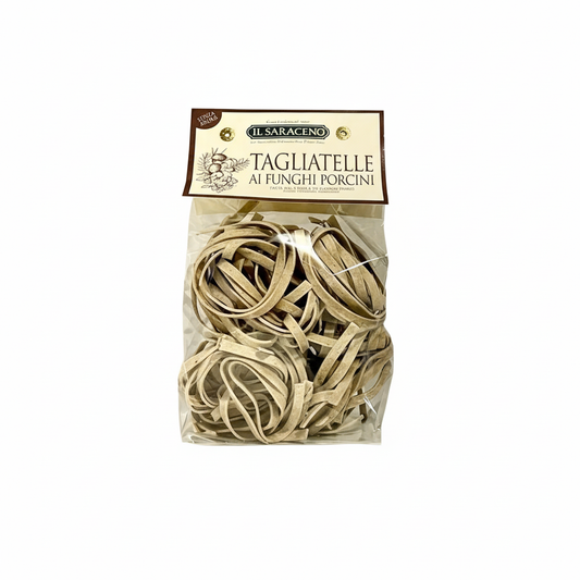 Tagliatelle ai Funghi Porcini - sfondo bianco