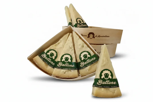 Ballone Pecorino su sfondo bianco