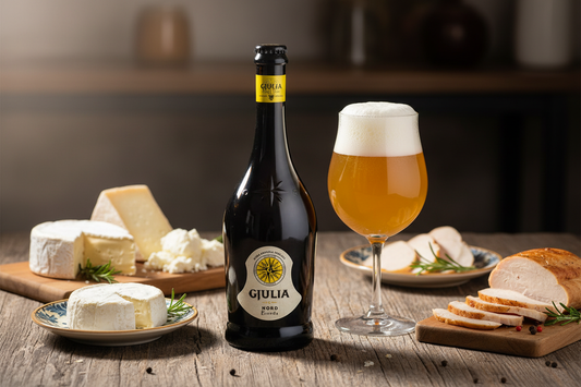 Gjulia Nord – Lifestyle con calice, formaggi e carni bianche