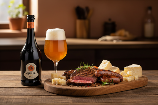 Gjulia Ovest Ambrata – Lifestyle con calice, grigliata e formaggi stagionati
